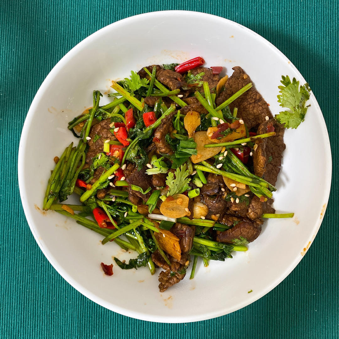 〈小炒黄牛肉〉，这个太好吃了。欣小厨 😉