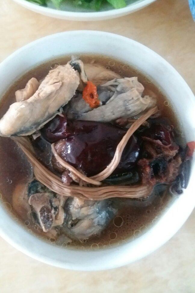 枸杞红枣乌鸡汤