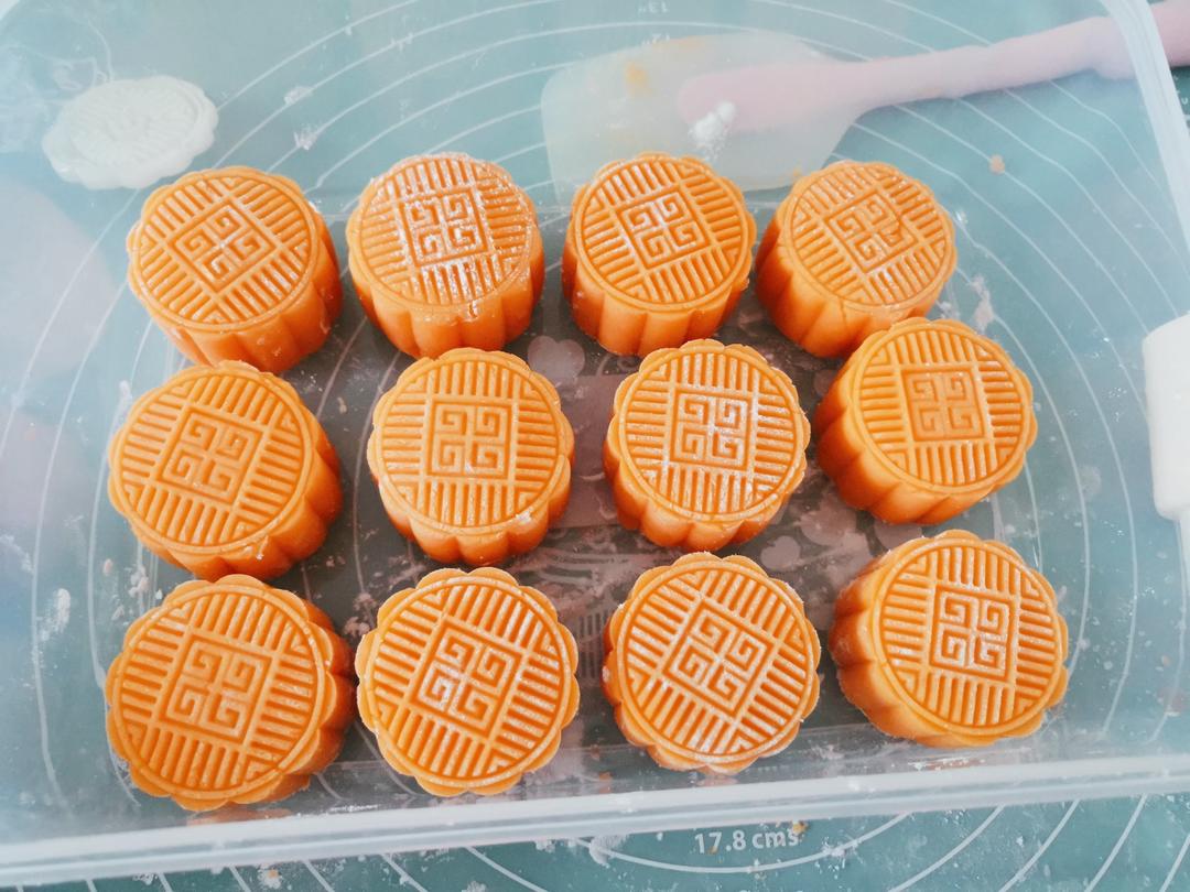 💃奶黄流心月饼——这是可以让你坐稳朋友圈厨霸位置的月饼🥮，没人点赞算我输👎