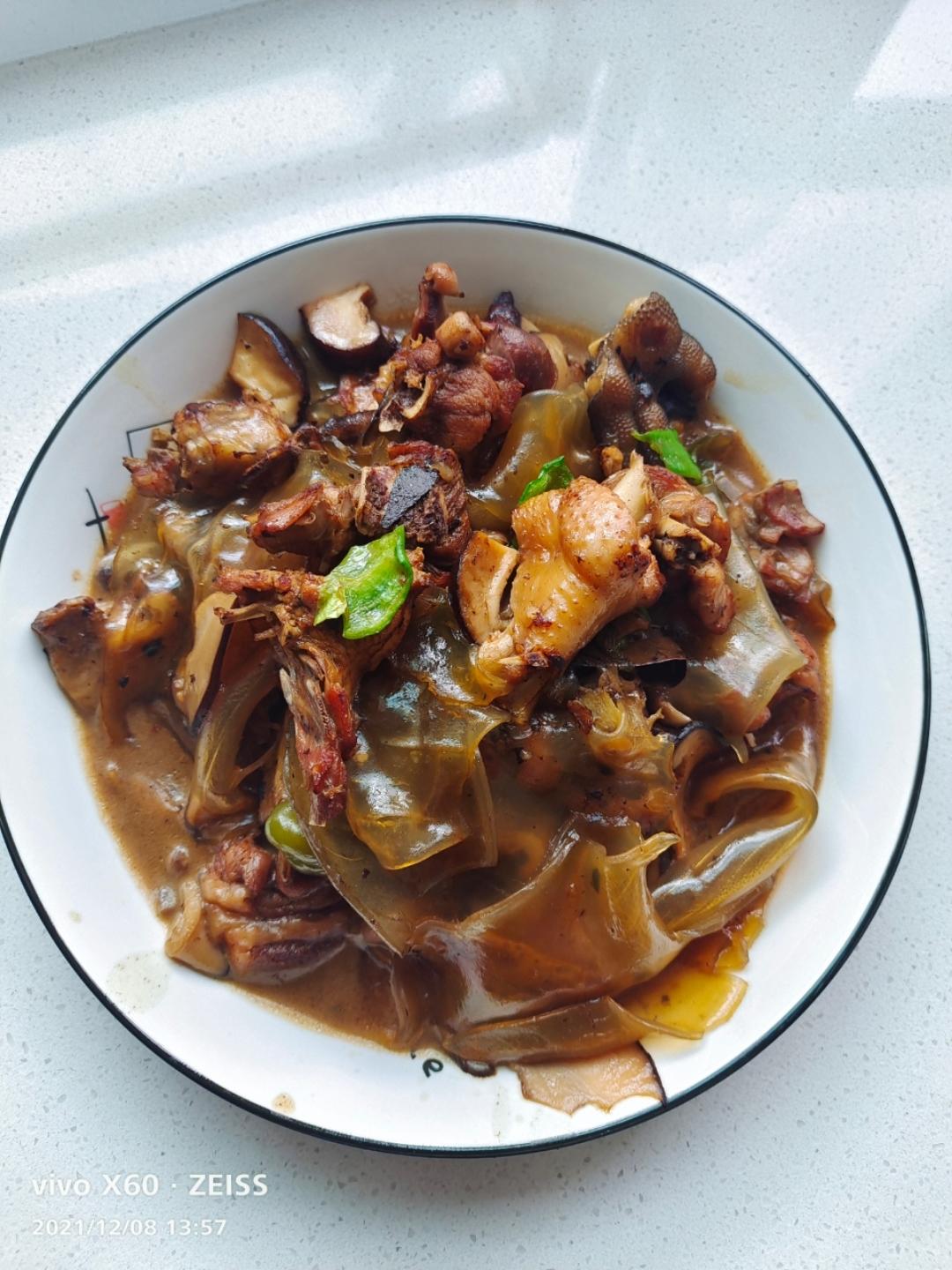香菇炖鸡肉