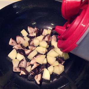 香菇土豆锅巴饭的做法 步骤2