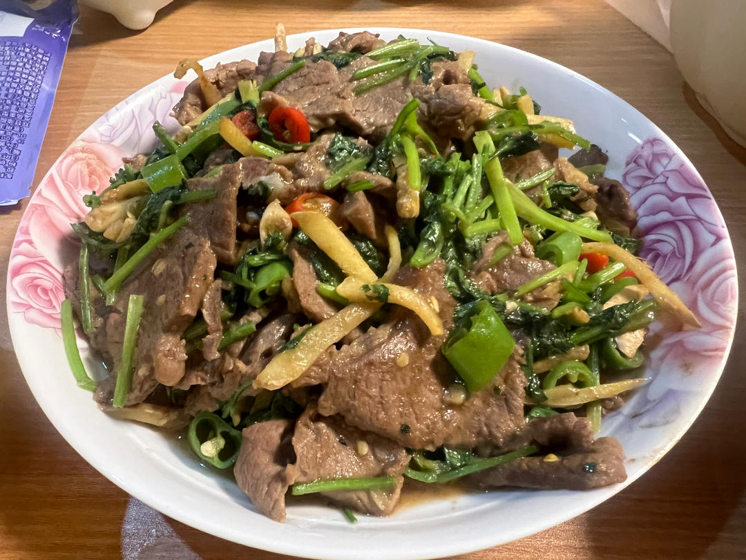 香菜炒牛肉，香辣下饭，爱吃香菜的朋友看过来，拌饭绝了