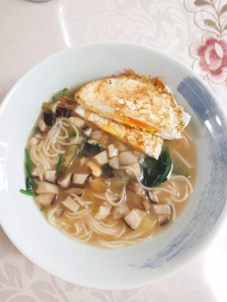 菌汤面条 看得见的香菇 尝得到的鲜美 这才是真正的菌汤