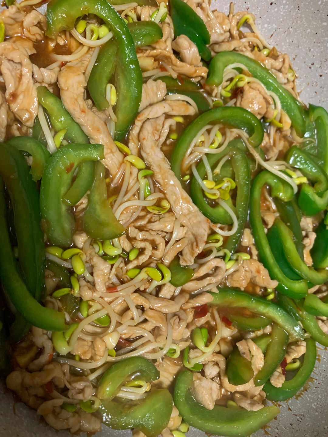 鱼香肉丝（猪肉丝、胡萝卜、青椒、木耳、豆瓣酱、蒜末）