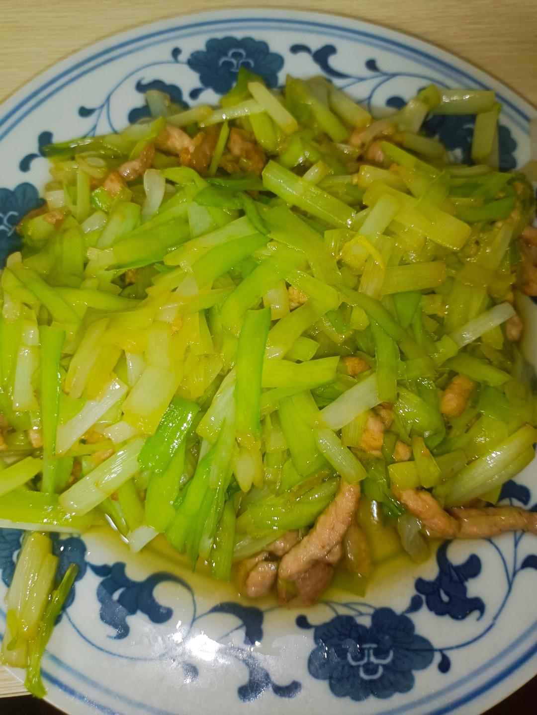 韭黄炒肉丝 ➰韭黄不只炒鸡蛋才好吃啊😋