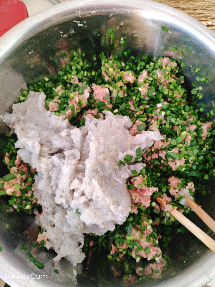 三鲜馅饺子（韭菜，羊肉，虾仁）的做法