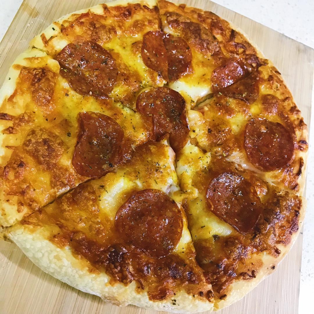 郑容和的小娘子做的萨拉米薄底披萨 salami pizza