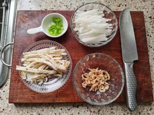 蛋皮虾干萝卜丝汤的做法 步骤2