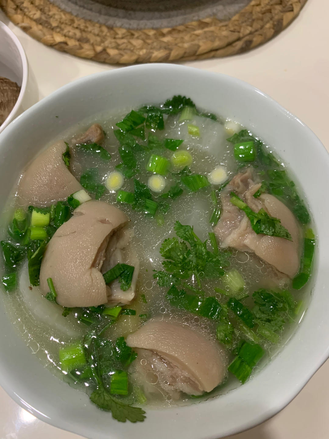厨师长教你：“羊肉汤”的家常做法，天气冷了喝一口全身都暖暖的