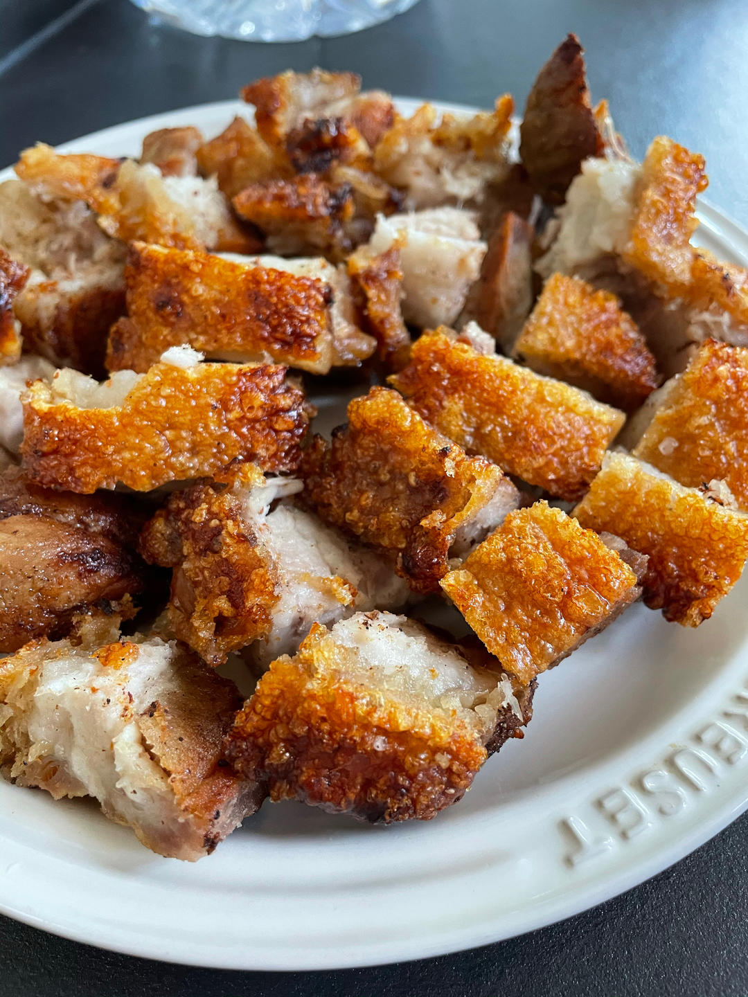 脆皮烧肉，皮酥脆、肉甘香，生烧做法