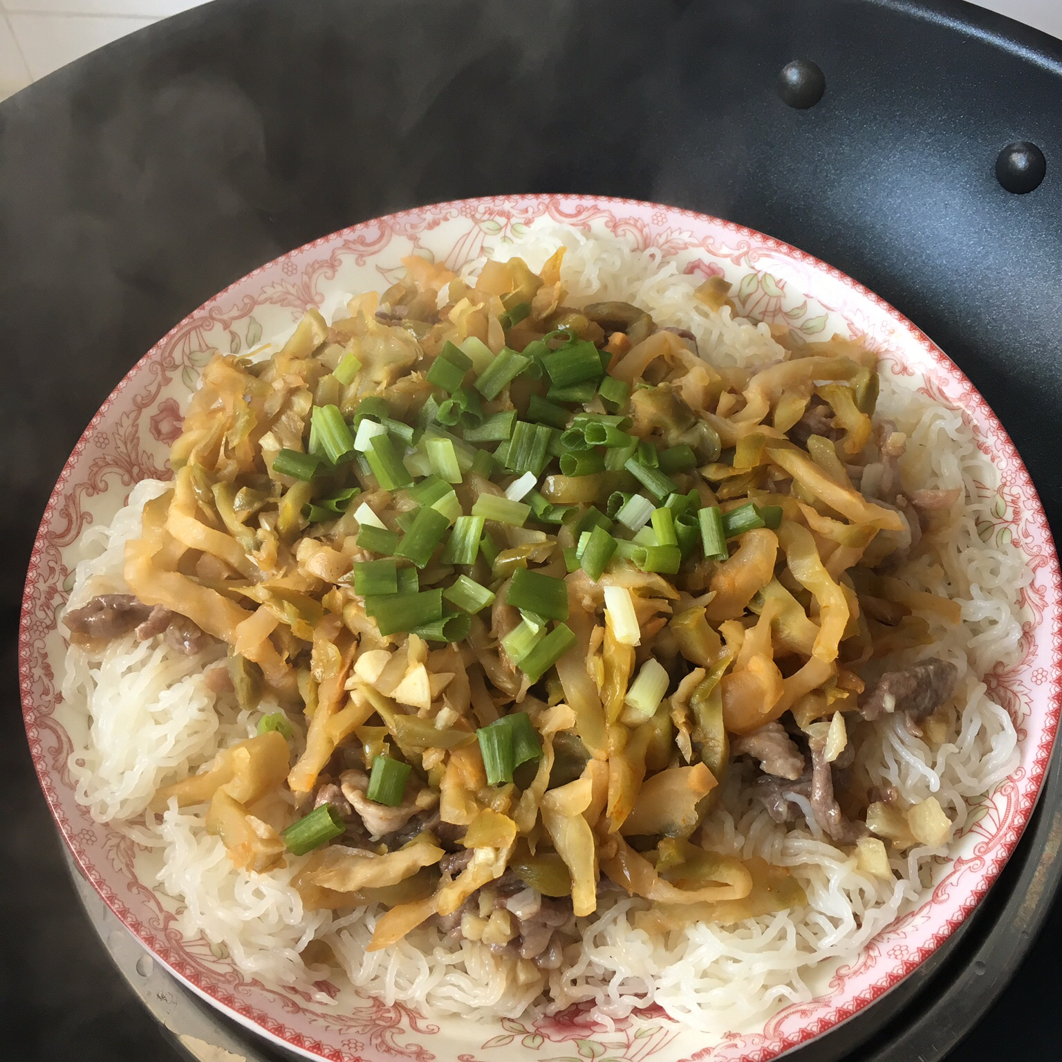 玟淇妈妈做的榨菜肉丝蒸米粉