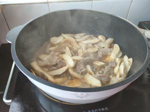 鸡腿菇炒肉的做法 步骤4