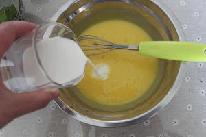 抹茶蜜红豆蛋糕卷的做法 步骤2