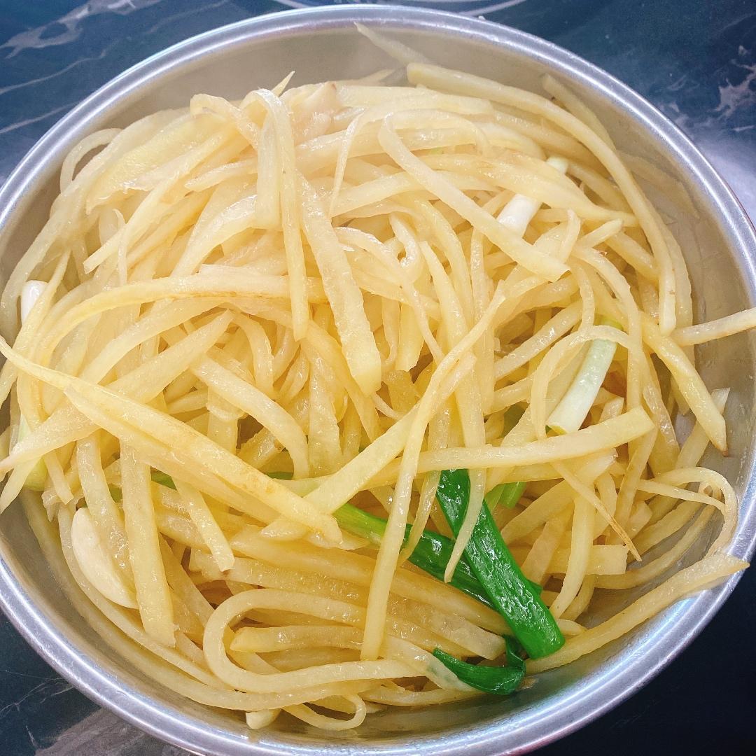 厨师长教你：“炝炒土豆丝”的家常做法，口感爽脆
