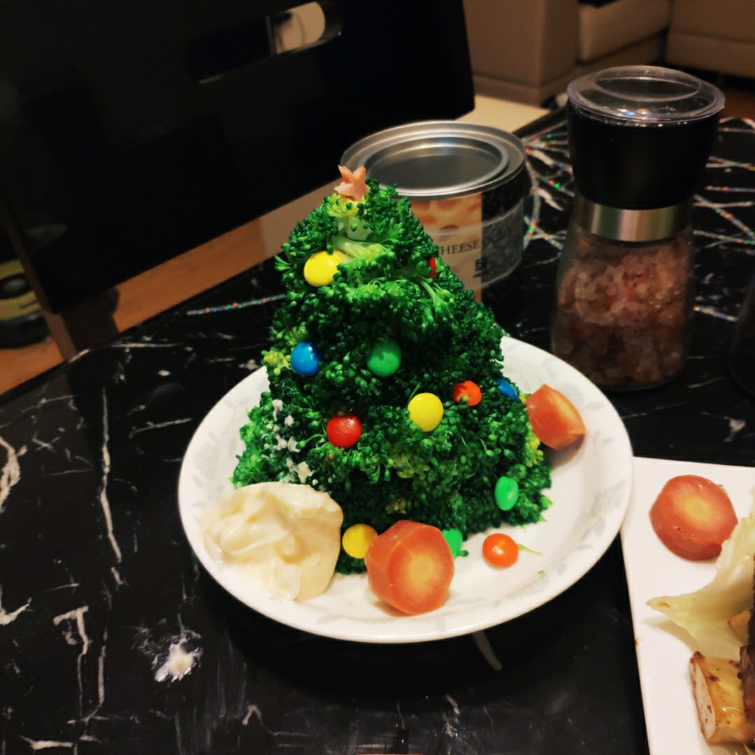 圣诞树沙拉的详细制作方法（西兰花土豆泥圣诞花环）
