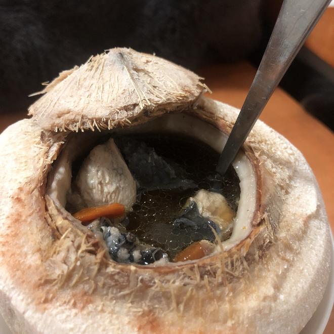 椰子乌鸡汤（附开椰子小技巧）的做法