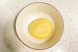咸香酥脆，好吃不停的咸蛋黄一口酥的做法 步骤8