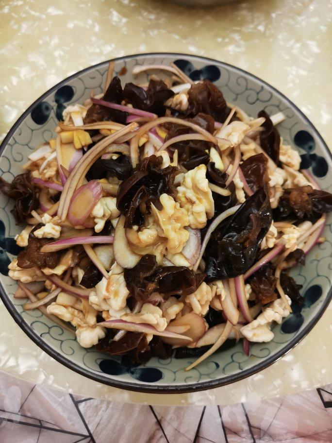 鲜桃仁洋葱木耳