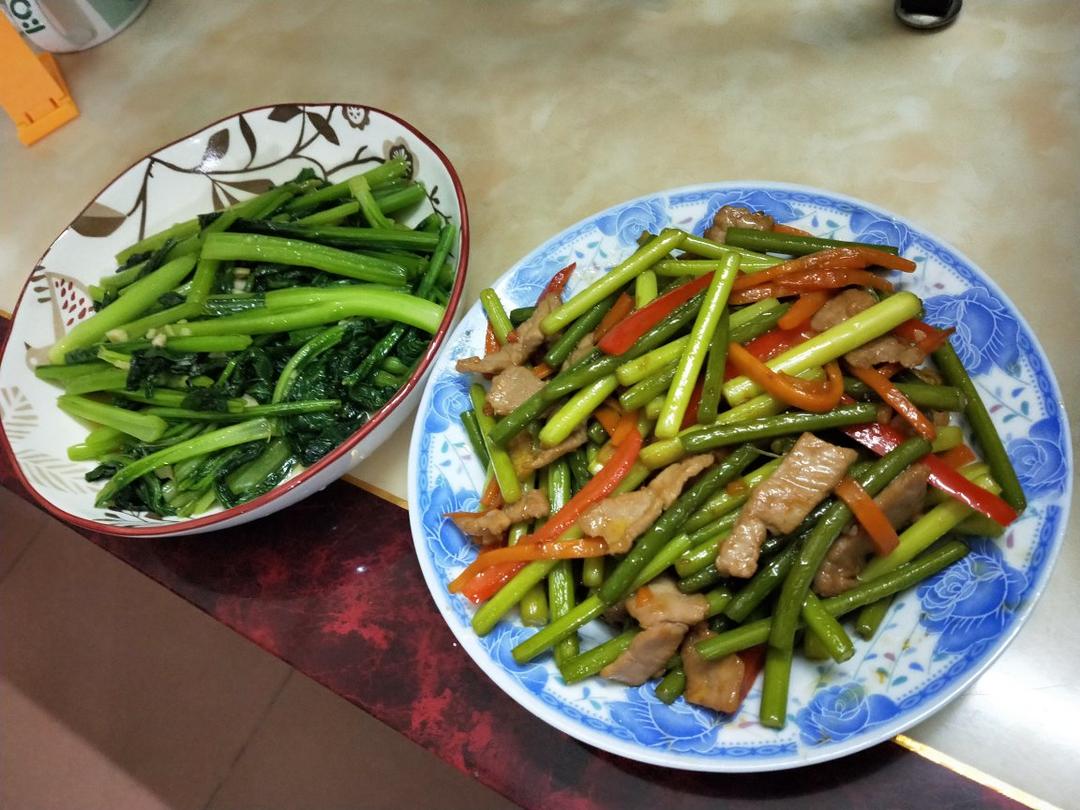 蒜苔木耳炒肉