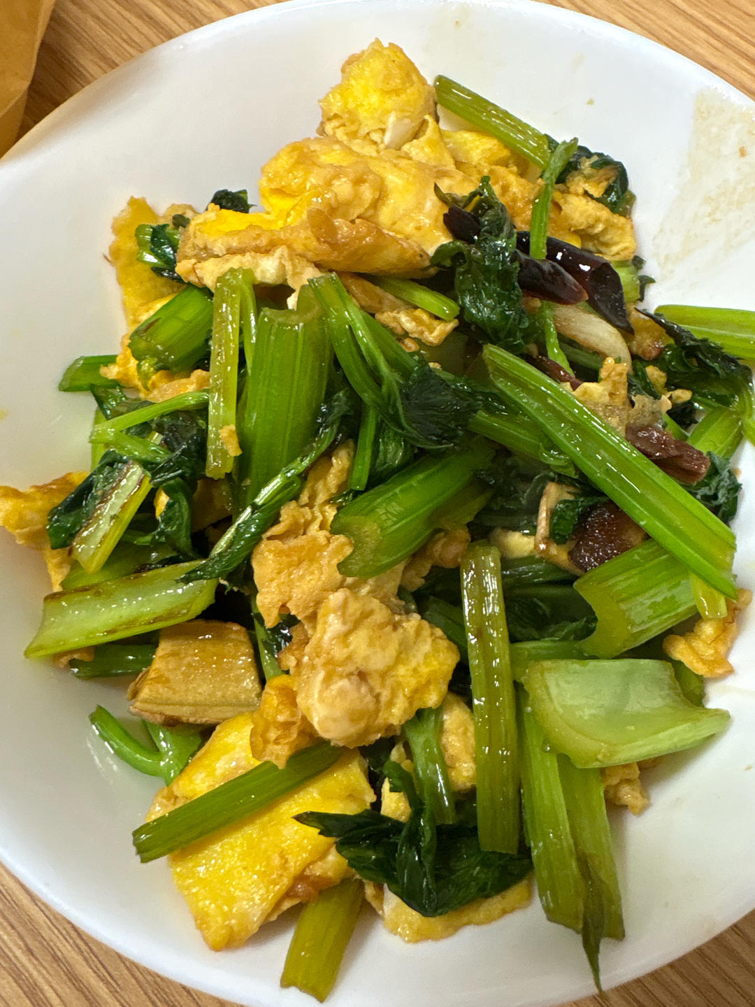 芹菜炒鸡蛋(超级简单的快手菜呀~)