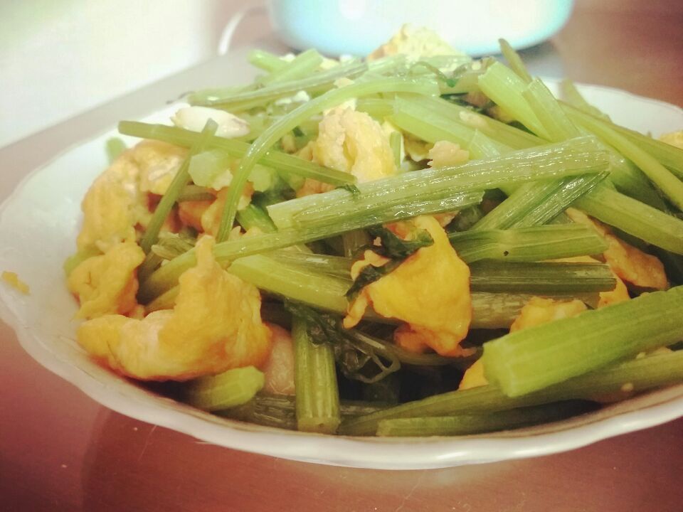 芹菜炒鸡蛋
