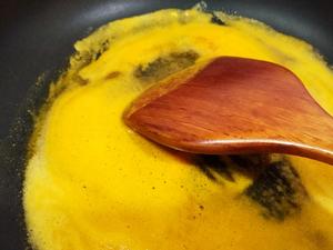 简单美味，老少皆宜——葱香咸蛋黄豆腐羹的做法 步骤3