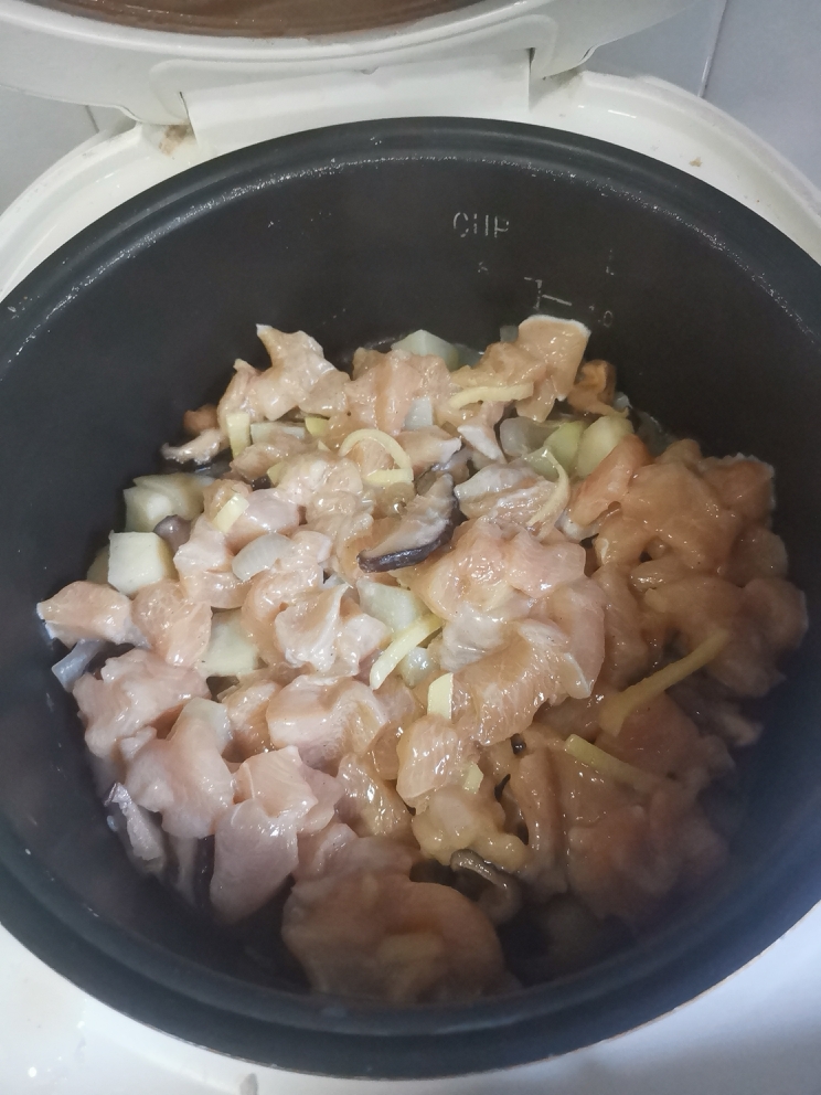 香菇鸡肉焖饭的做法 步骤7