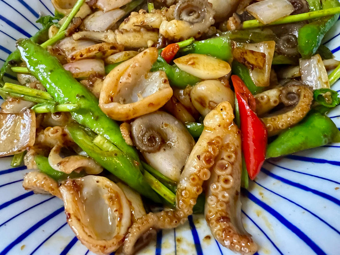 两步搞定脆嫰鲜美的葱爆八爪鱼