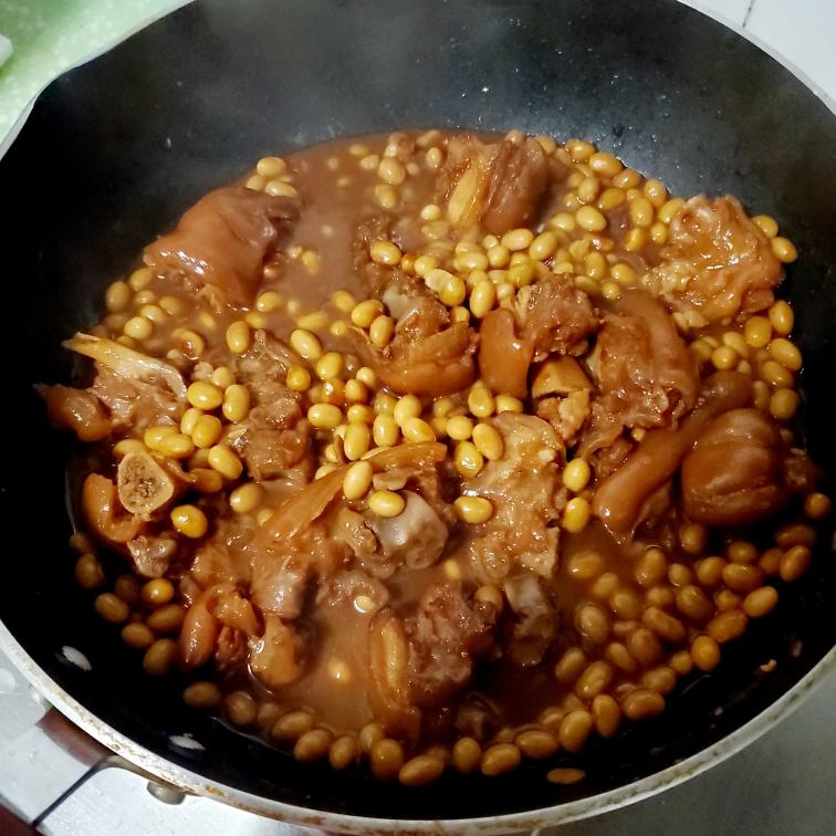 黄豆闷猪蹄