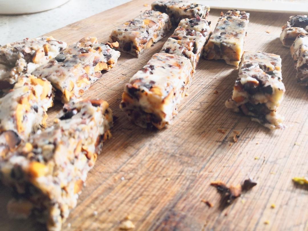 简易牛轧糖，只用蔓越莓干，配方屡试不爽，切块整齐