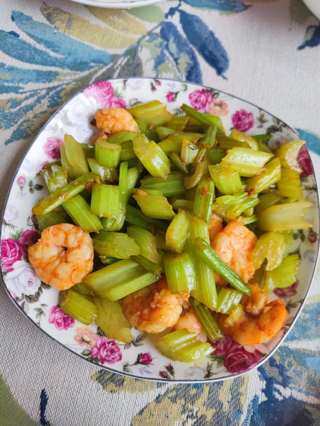 超级嫩的西芹吃法（西芹虾仁），小朋友也可以吃很多