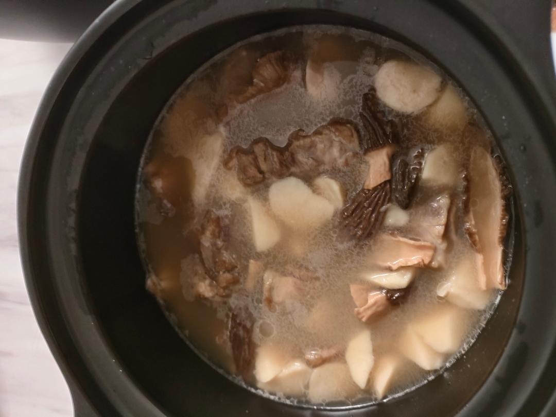 羊肚菌炖排骨汤