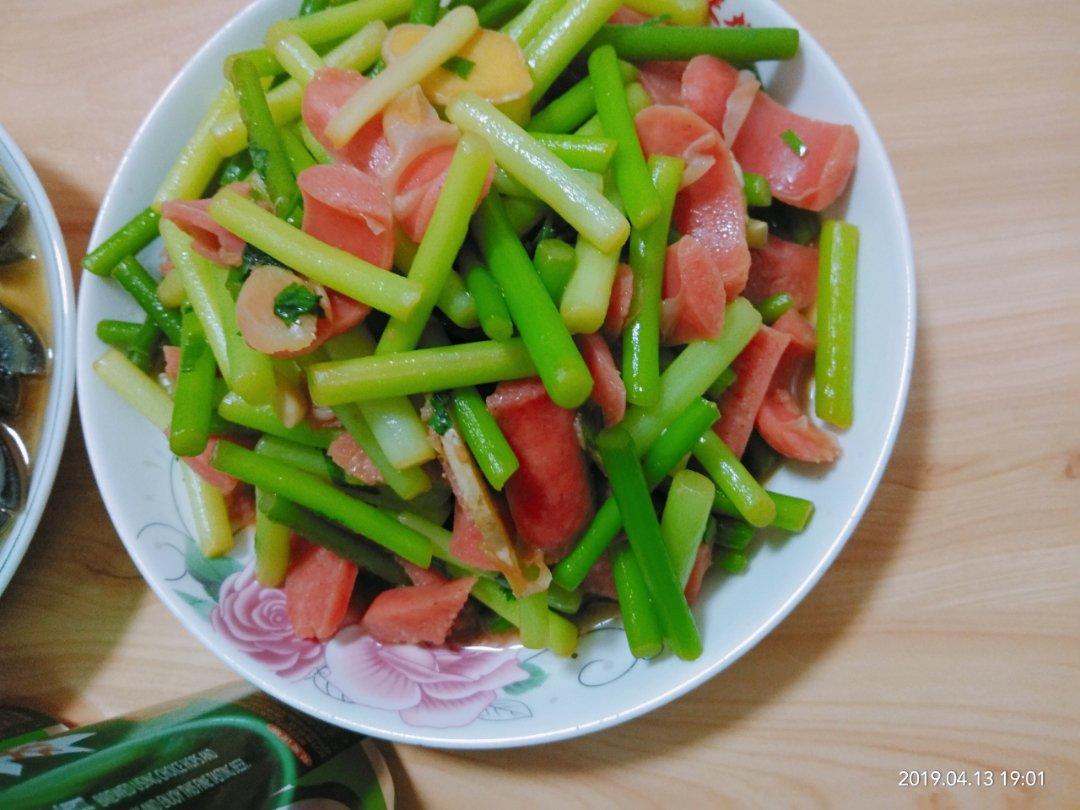 蒜薹炒热狗