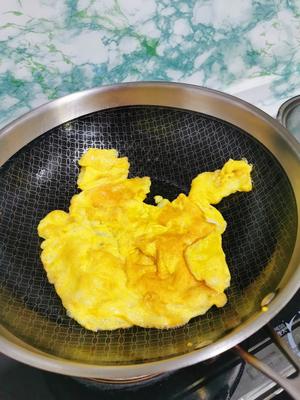 洋葱炒鸡蛋的做法 步骤2