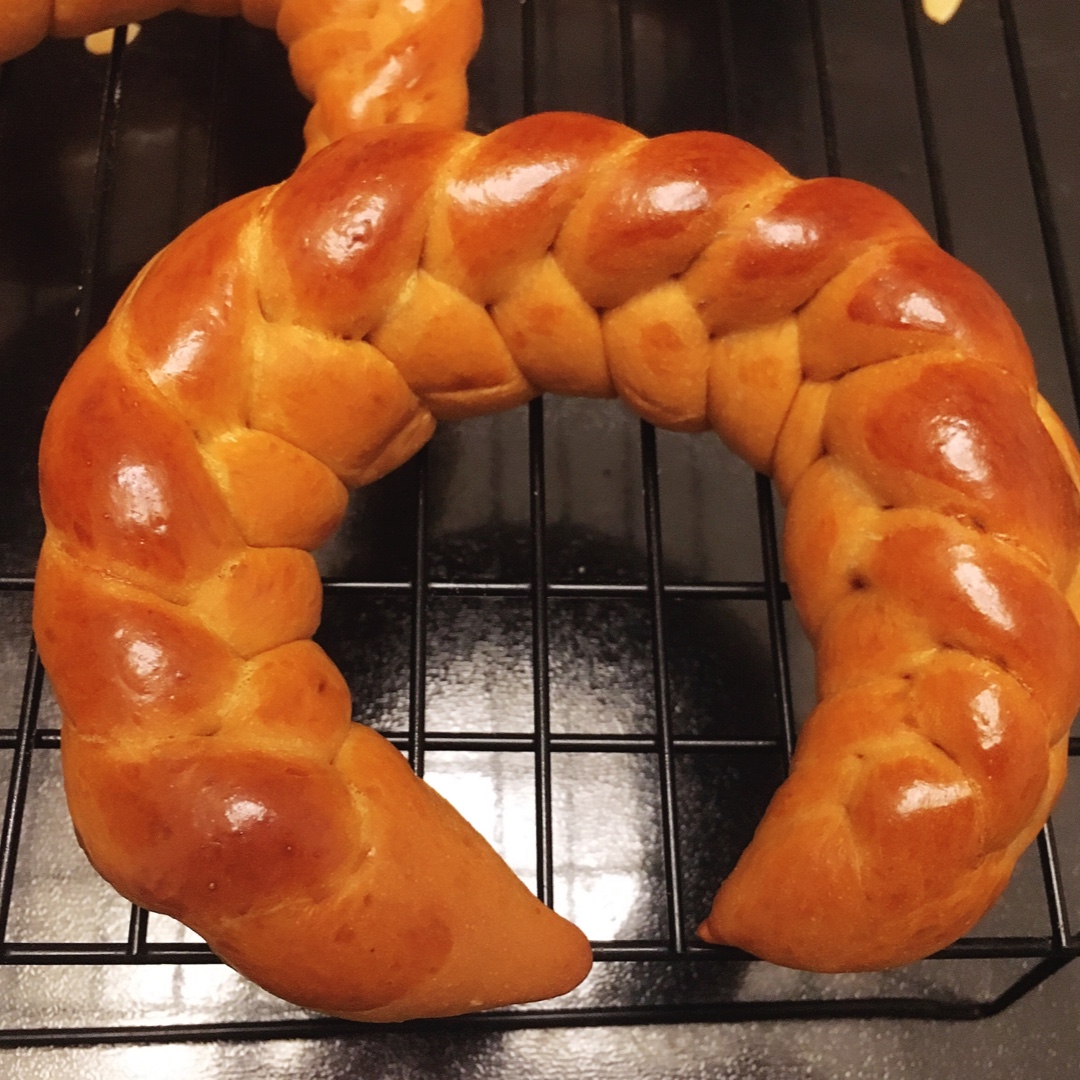 杏仁焦糖辫子牛角包