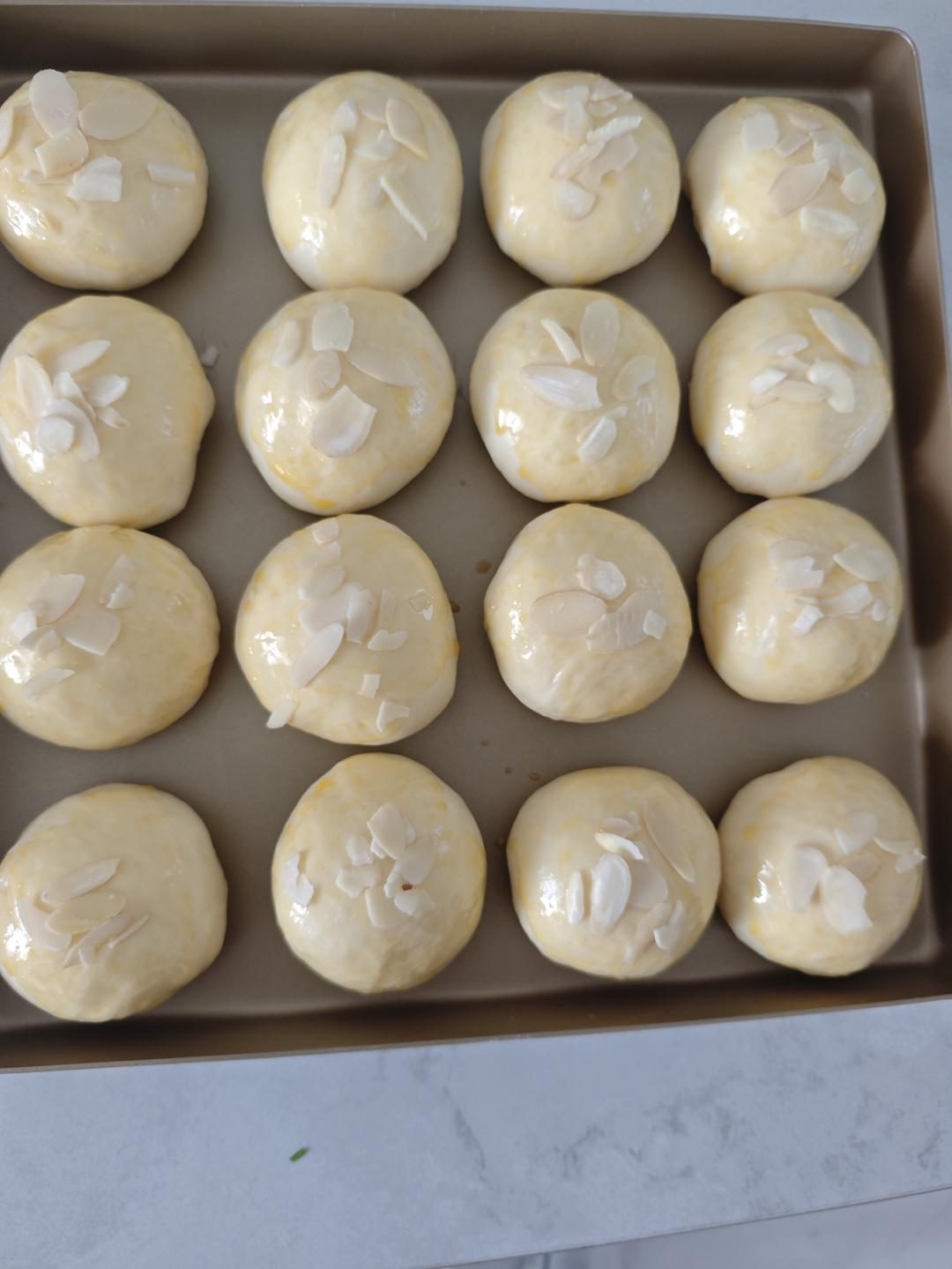 面包房里最受欢迎的毛毛虫面包