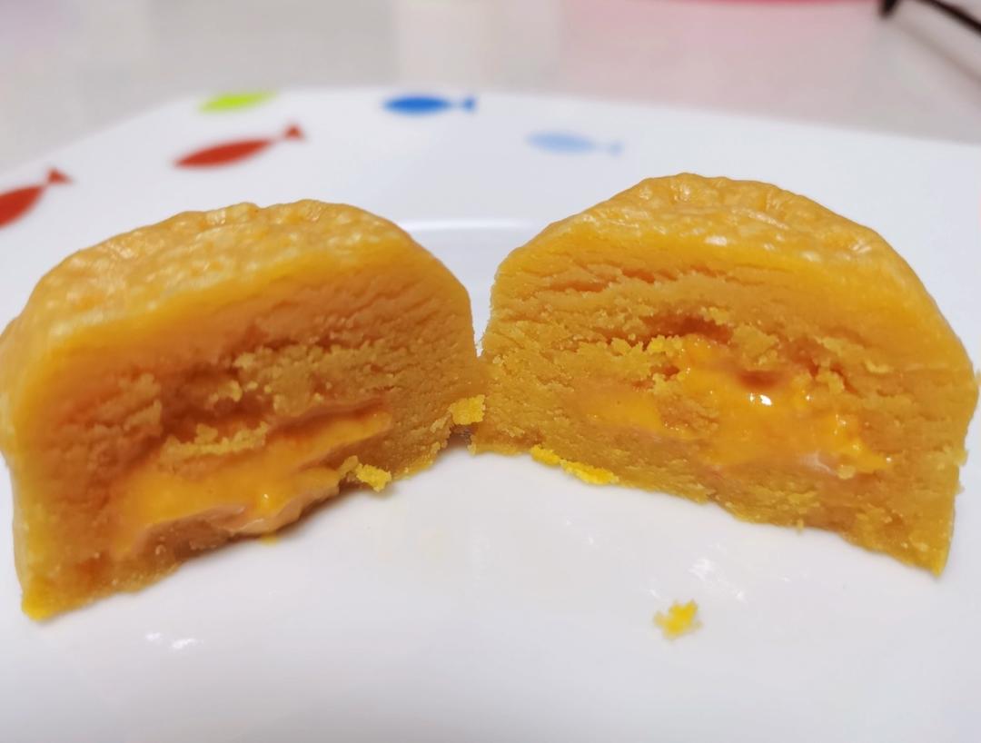 💃奶黄流心月饼——这是可以让你坐稳朋友圈厨霸位置的月饼🥮，没人点赞算我输👎