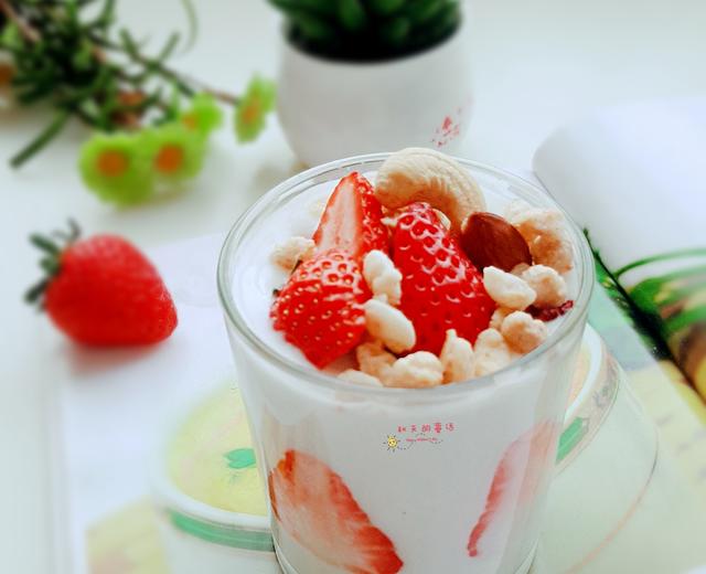 草莓坚果麦片酸奶杯的做法