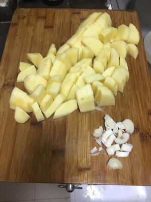 红烧排骨小土豆的做法 步骤1