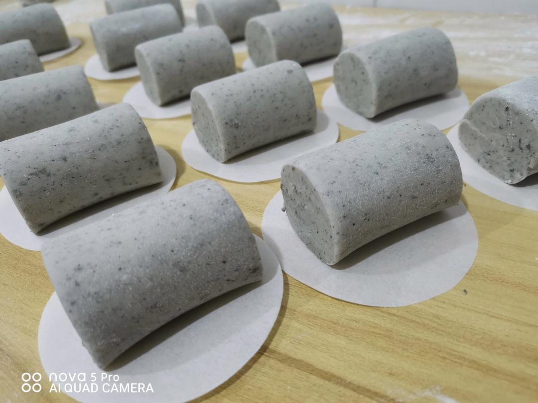 补钙又好吃😋简单快手奶香黑芝麻馒头