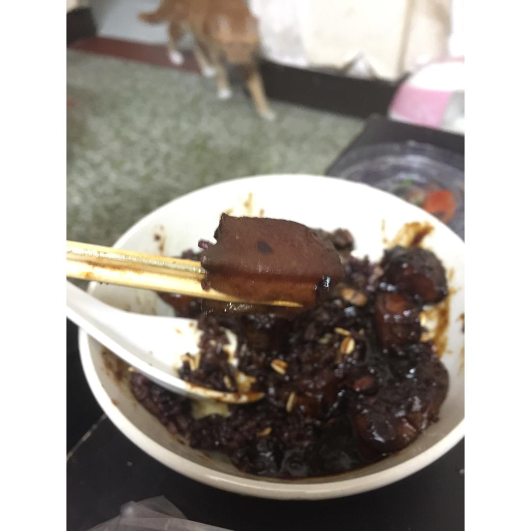 吃着碗里望着锅里的红烧肉