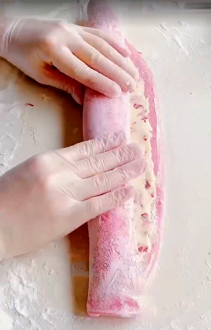 春色之“玫瑰拉丝乳酪卷”免烤箱糯叽叽的奶油卷的做法 步骤13