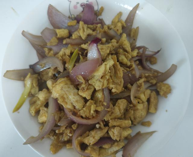 减脂期低油炒菜-洋葱炒鸡蛋的做法