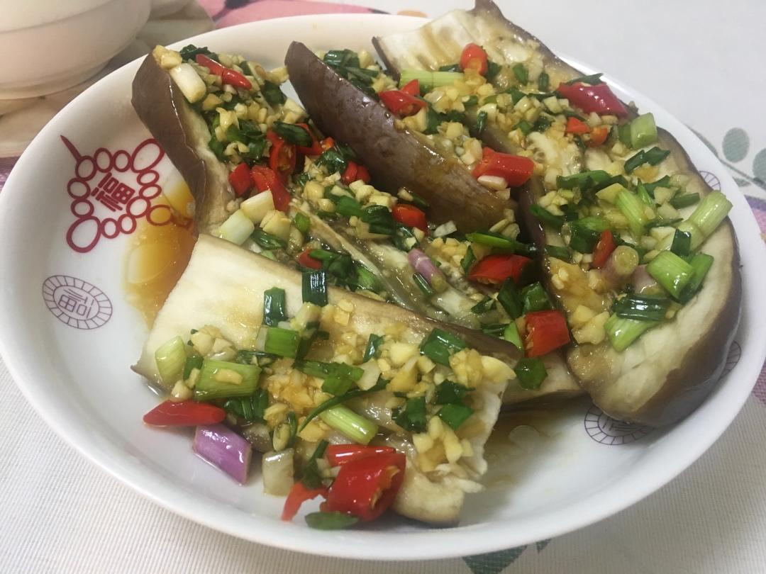 做菜太热，懒宝贝接着10分钟快手算你狠的蒜泥蒸茄子