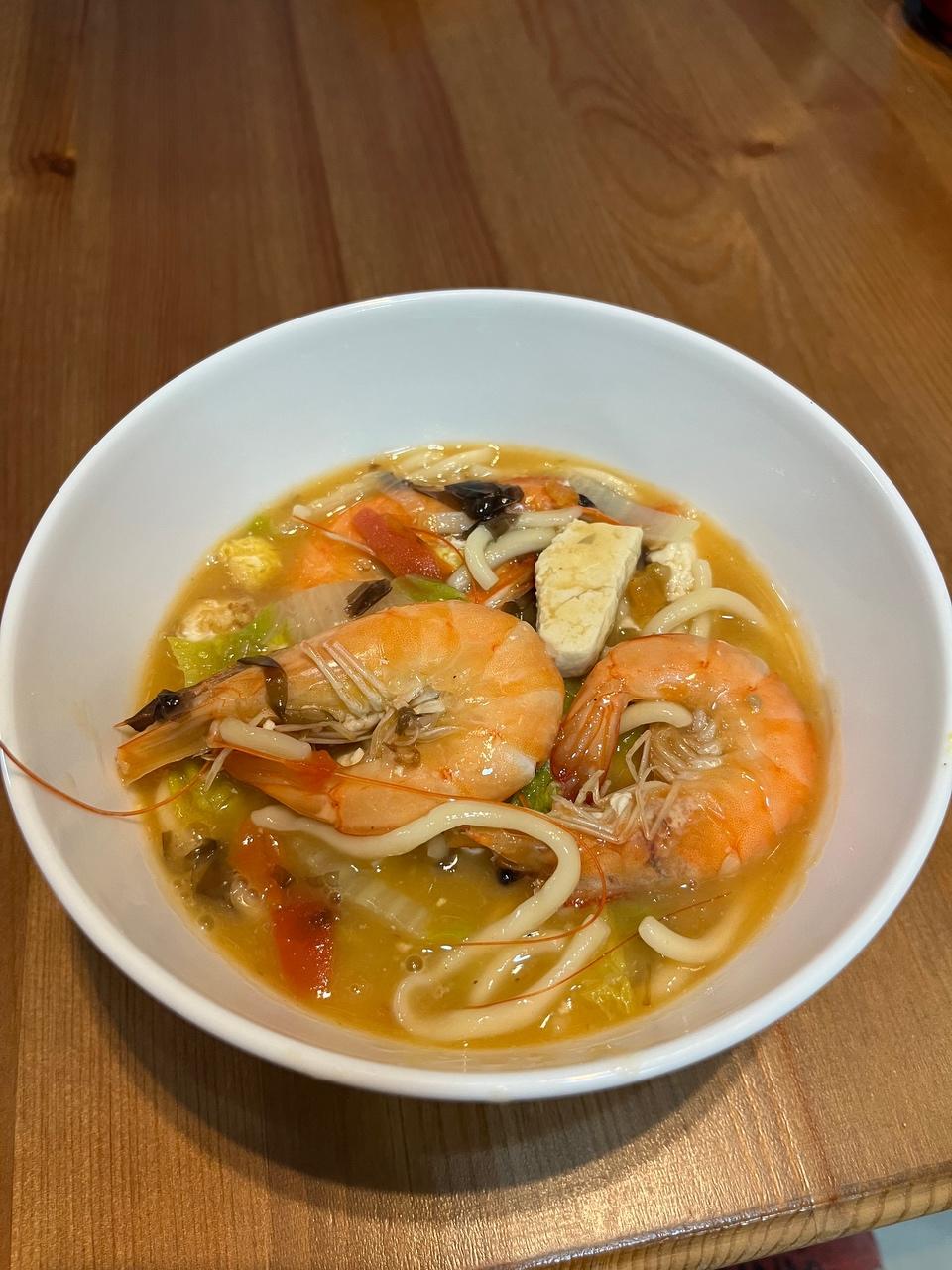 鲜美无比的鸡蛋鲜虾面的做法