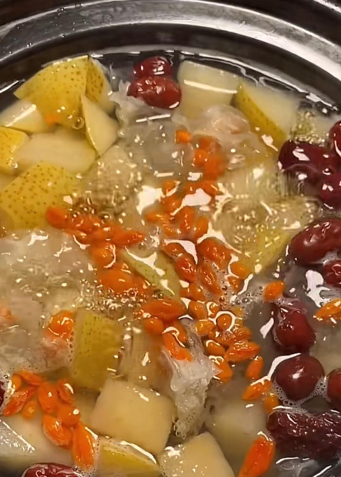 银耳冰糖炖雪梨|亲民版燕窝