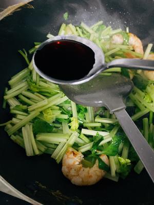 家常菜-芹菜炒虾仁的做法 步骤6