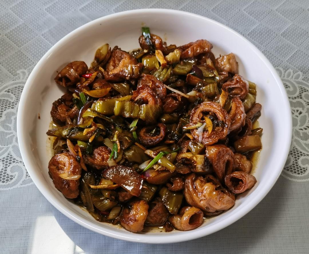 你们要的酸菜炒肥肠教程来了，好吃巨下饭！