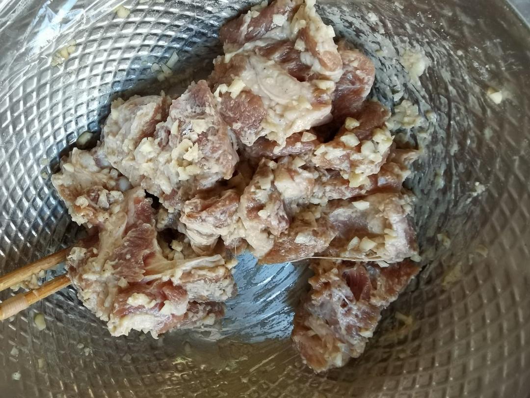 我家排骨从不红烧，加一些大蒜，出锅香喷喷，孩子吃完舔手指