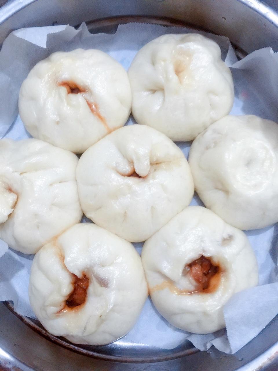 云朵般松软爆浆蜜汁叉烧包